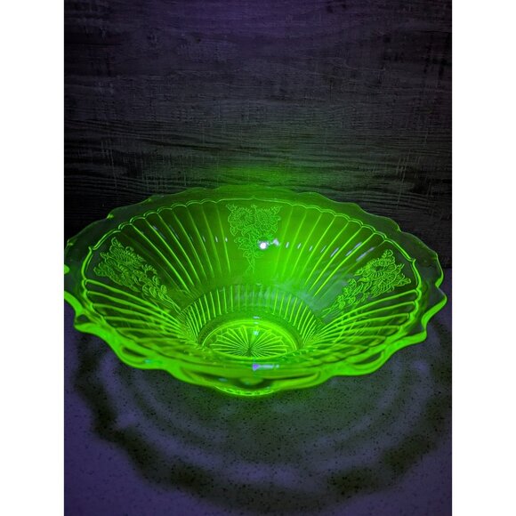 Large Vintage Green Uranium Center Bowl - Mayfair Open Rose - Picture 1 of 12